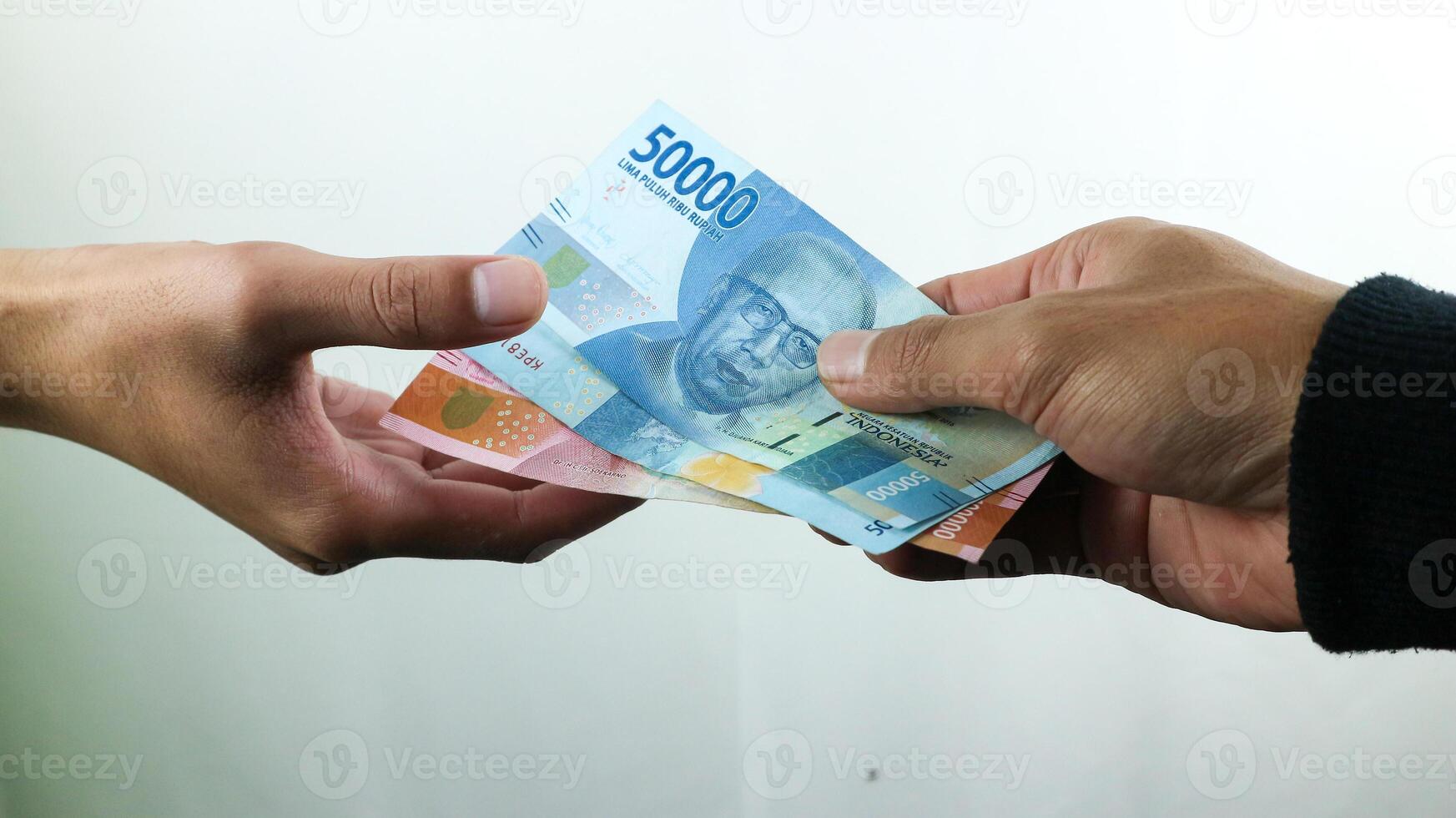 hand- houden geld roepia, transactie concept, financieel concept foto