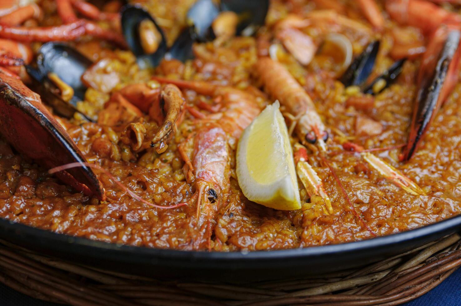 paella zeevruchten en kreeft Spaans tradicional voedsel foto
