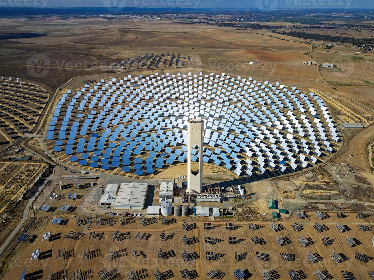 antenne visie van de zonne- macht torens in Sevilla. spanje verbijsterend zonne- energie fabriek. geconcentreerd zonne- macht fabriek. hernieuwbaar energie. groen energie. foto