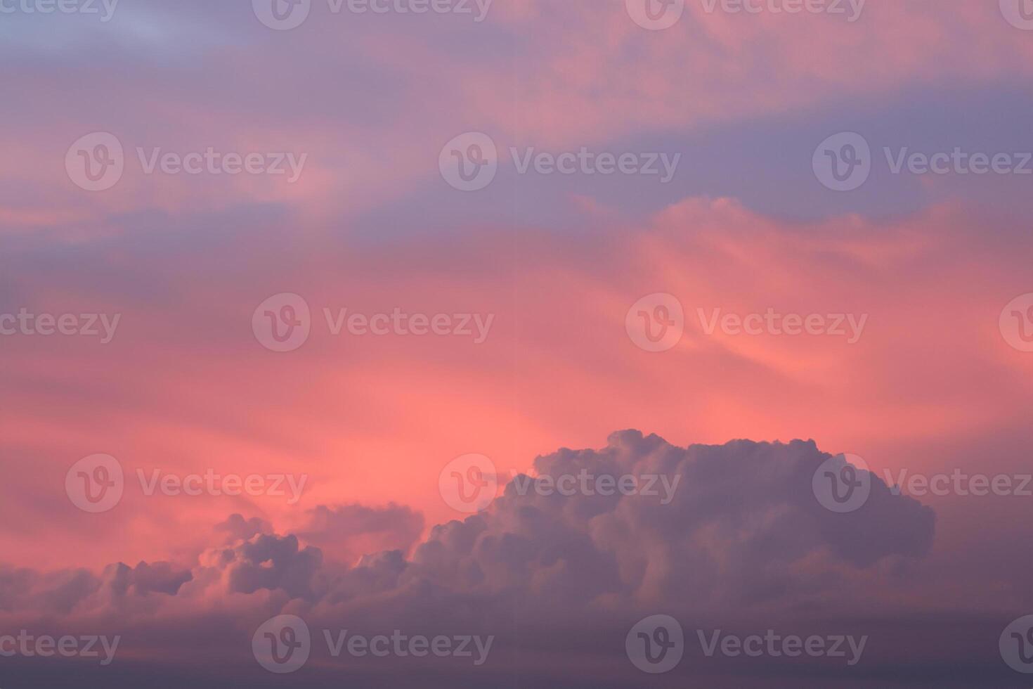 kleurrijk avond landschap met zacht pastel gekleurd cloudscape Aan waterverf getint zonsondergang lucht. abstract natuur achtergrond foto