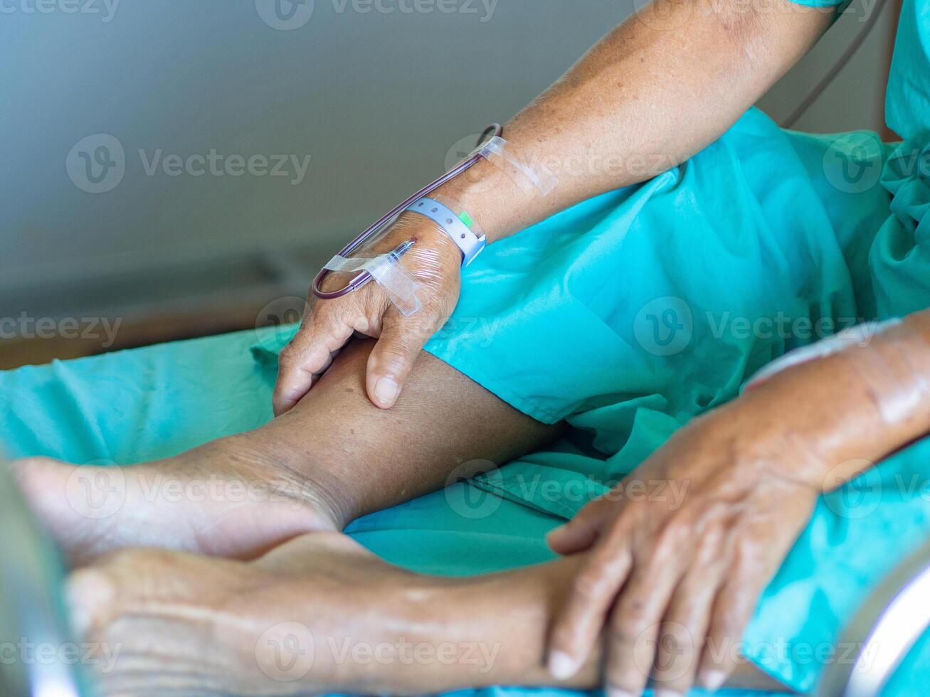 hand- van senior Mens geduldig is geven bloed gedurende traktatie Bloedarmoede in geduldig foto