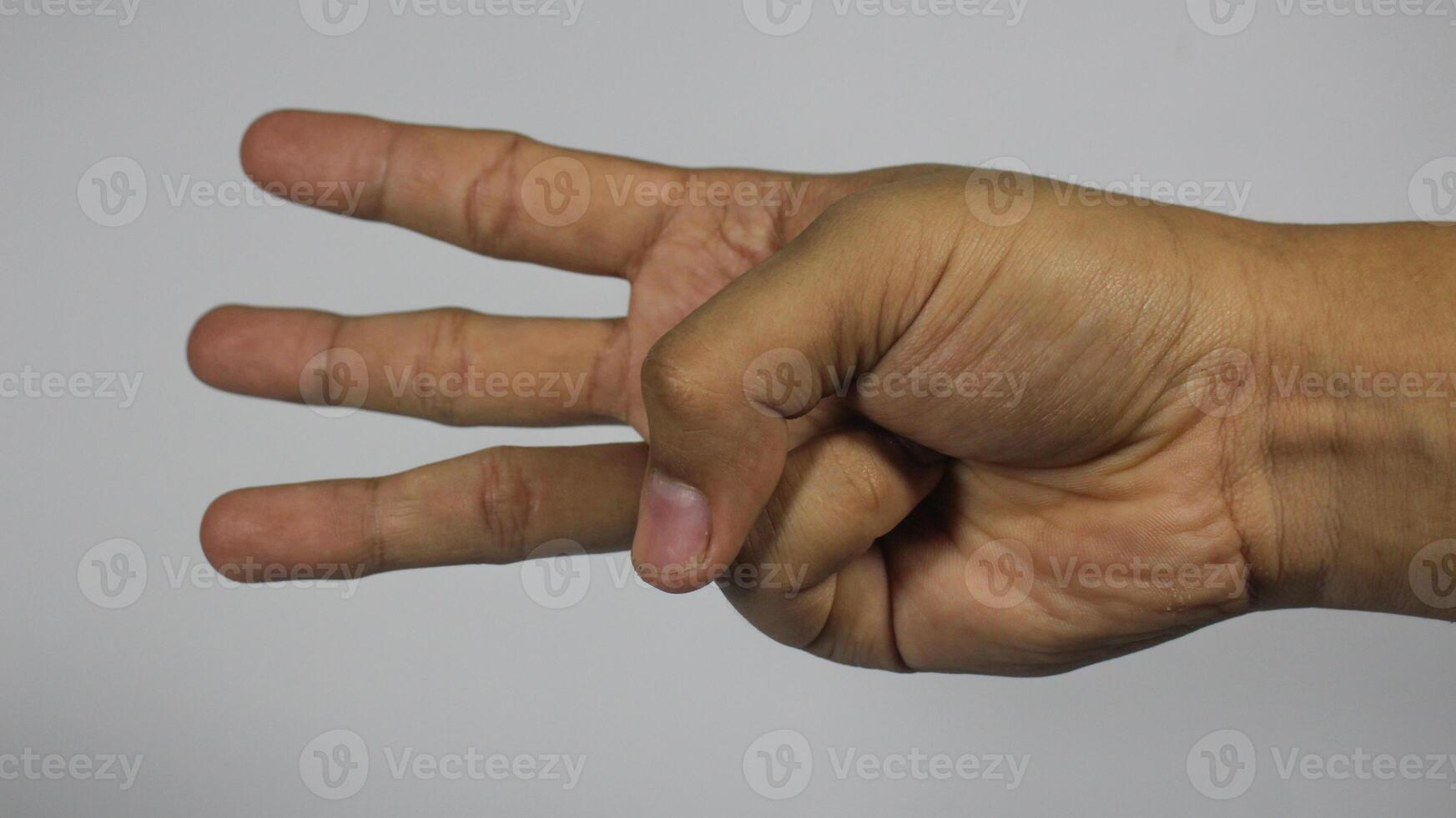 Rechtsaf hand- drie vinger gebaar. geïsoleerd Aan wit achtergrond foto