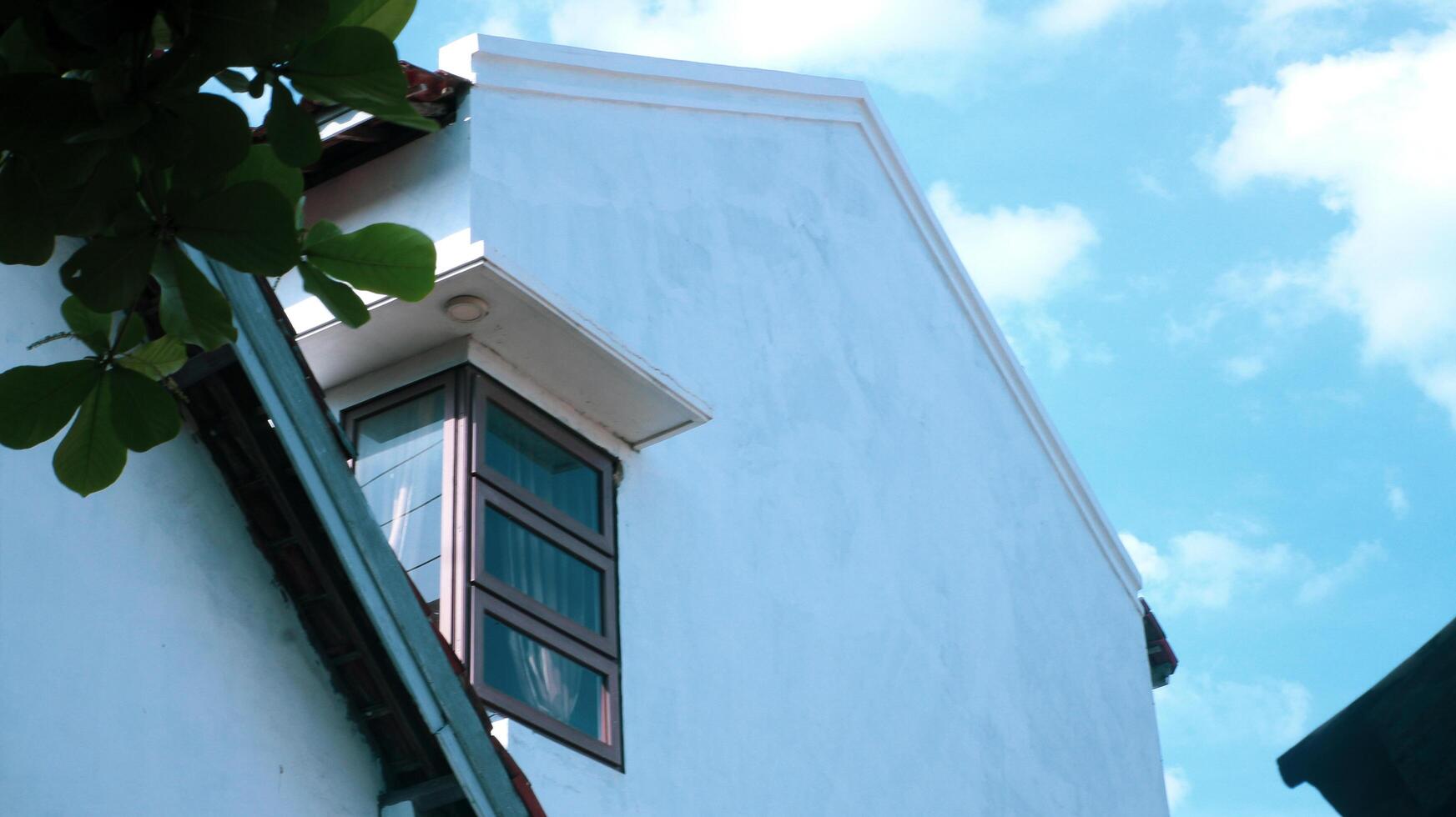 wit huis gebouw Aan blauw lucht achtergrond foto