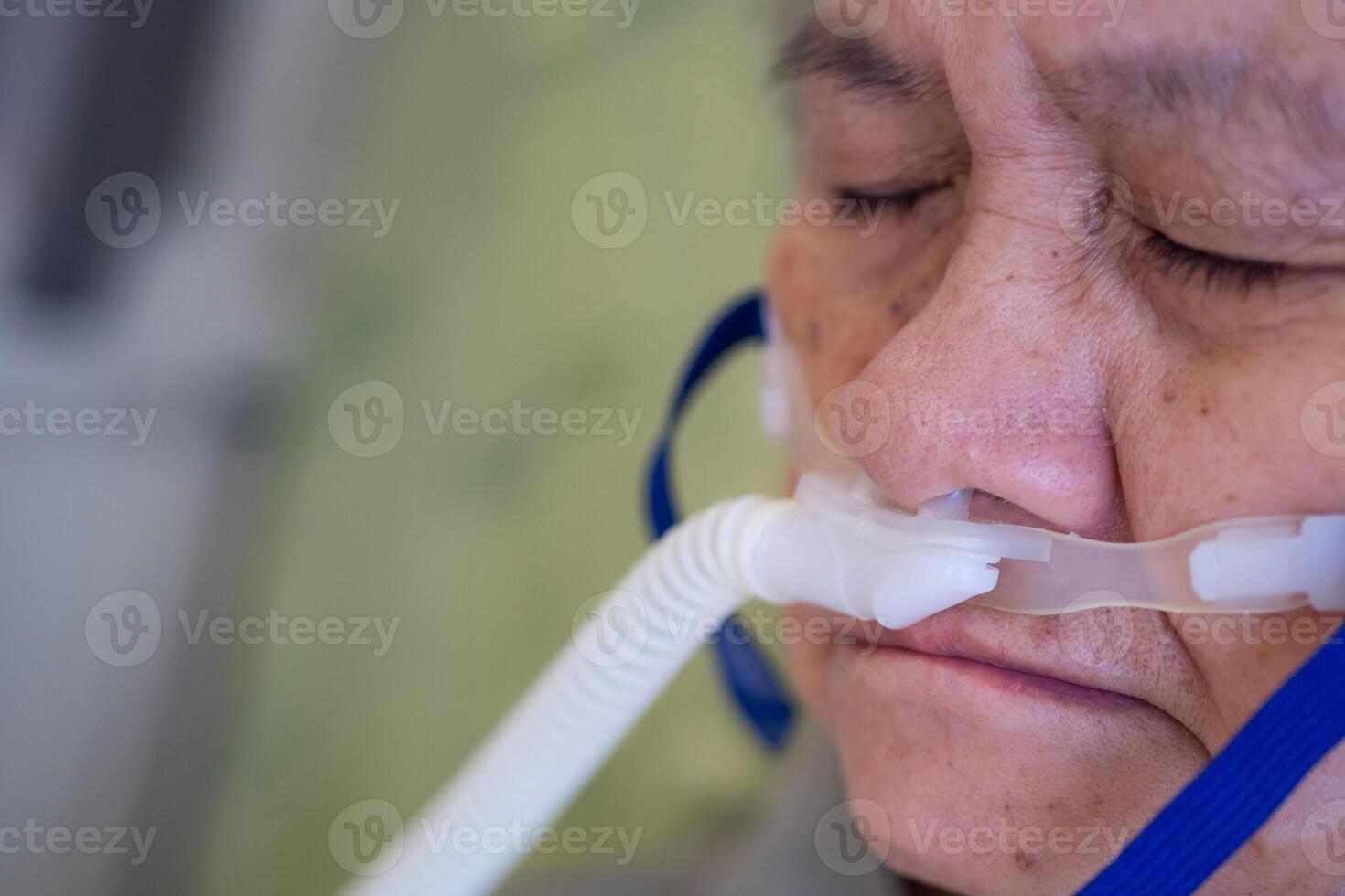 detailopname van ouderen vrouw geduldig met long ziekte, krijgen zuurstof voor behandeling in de kamer Bij ziekenhuis. ruimte voor tekst. concept van oud mensen en Gezondheid zorg. foto