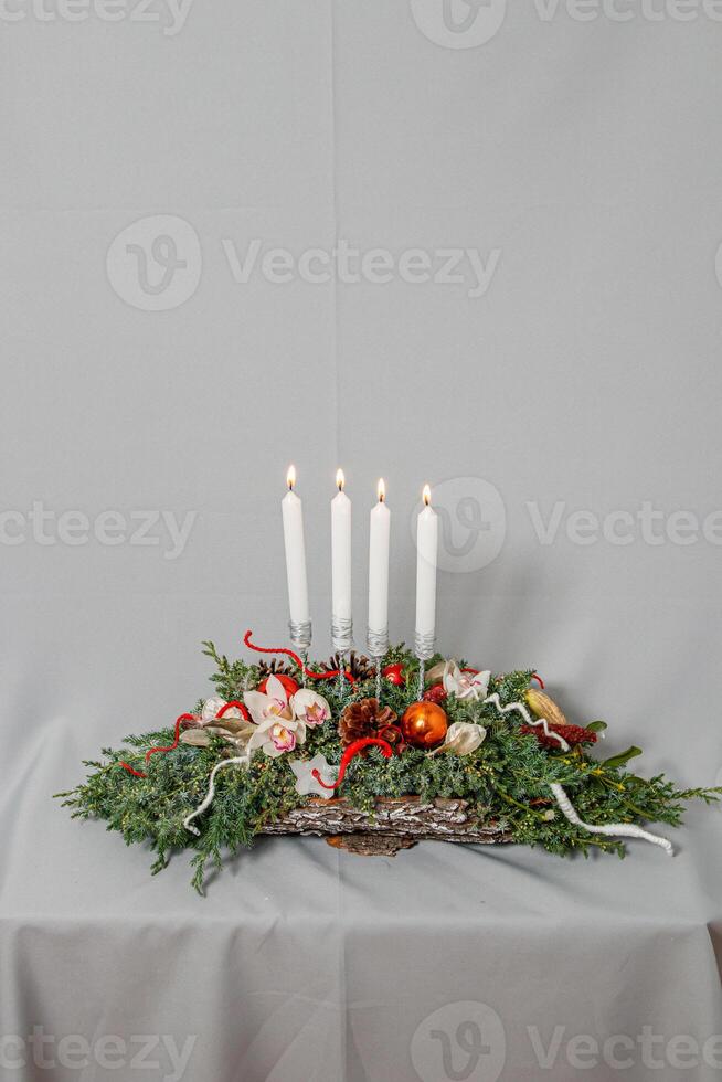 Kerstmis samenstelling van bloemen en Kerstmis decoraties foto