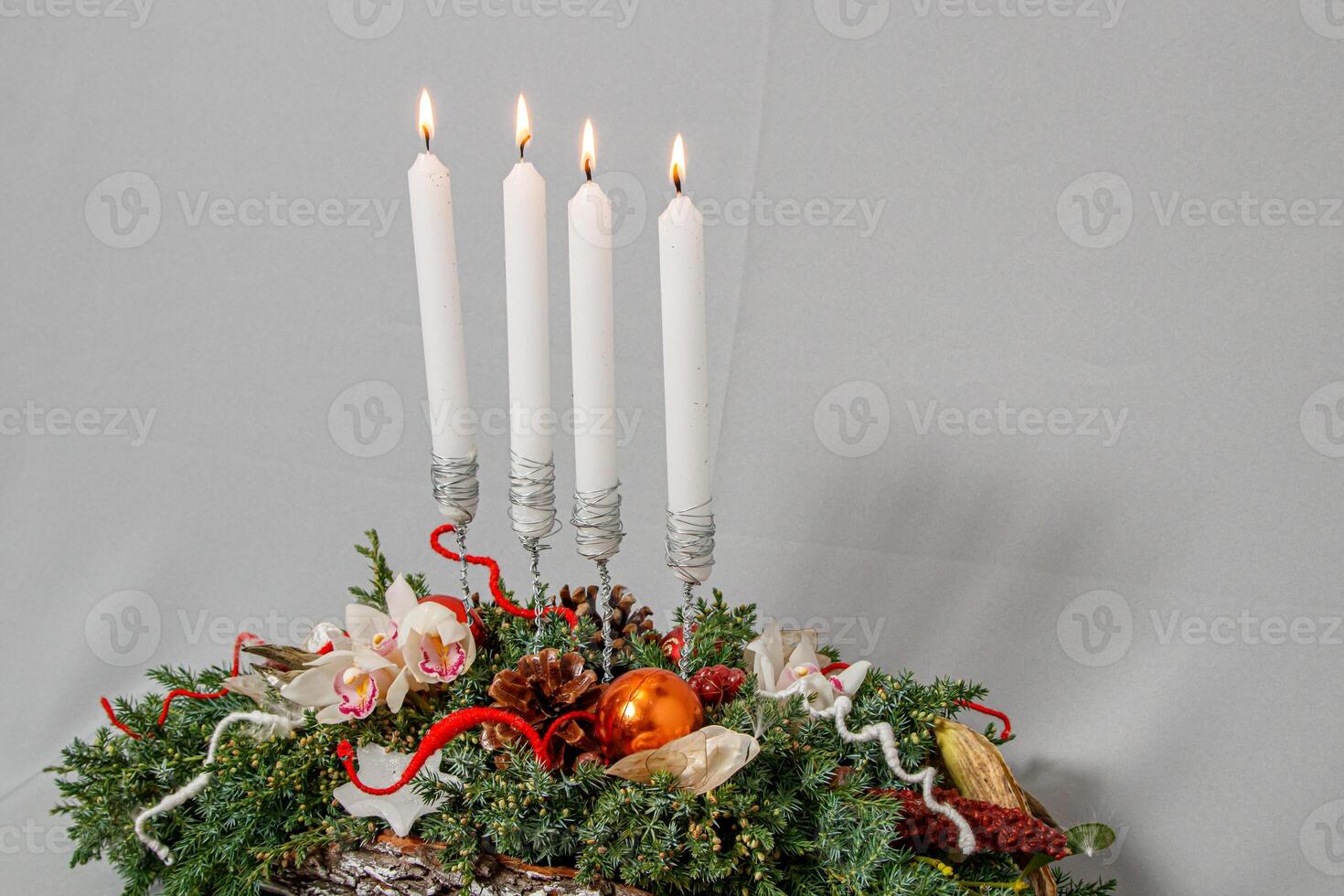 Kerstmis samenstelling van bloemen en Kerstmis decoraties foto