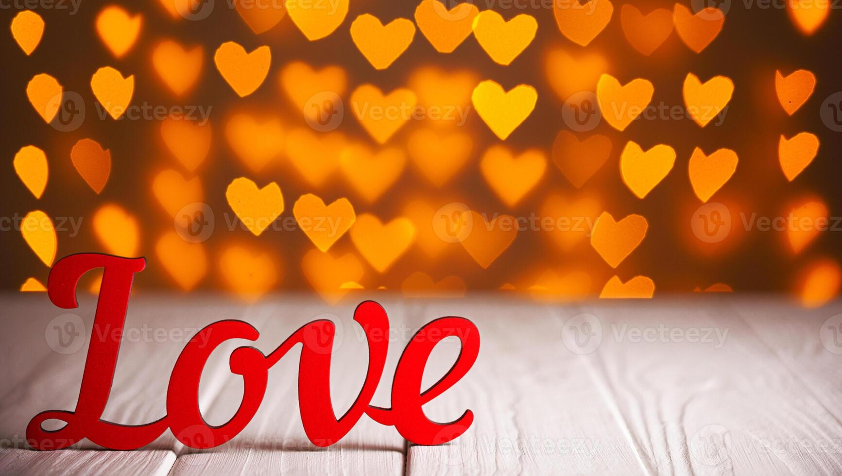 de opschrift liefde Aan een houten achtergrond met mooi harten gemaakt van lichten Aan een wazig achtergrond foto