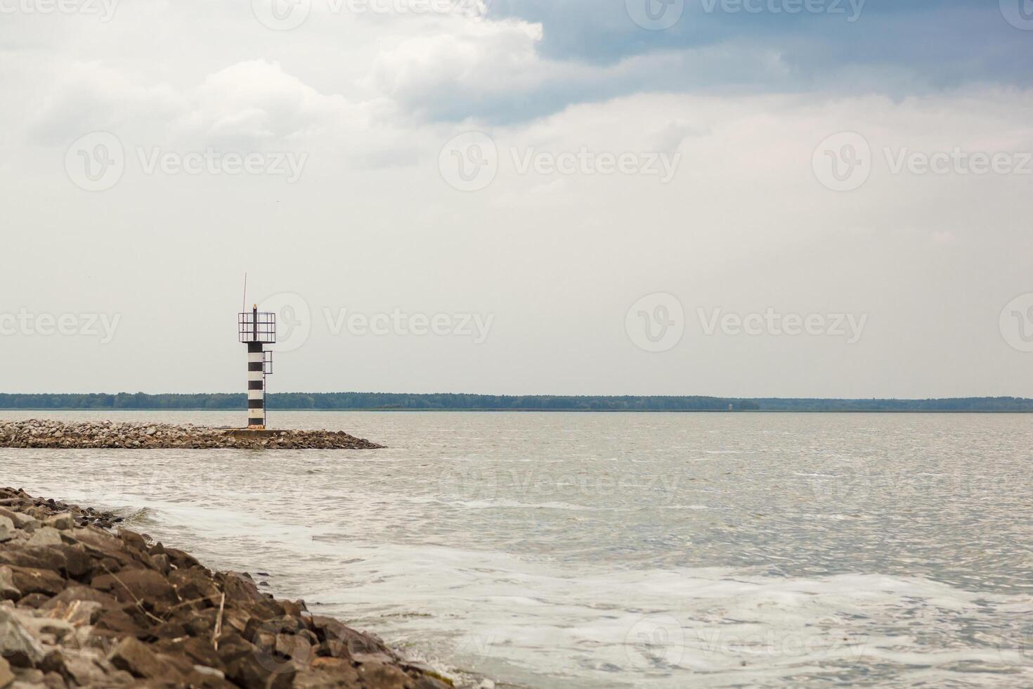 mooi visie van de zee met borders en visie van de vuurtoren foto