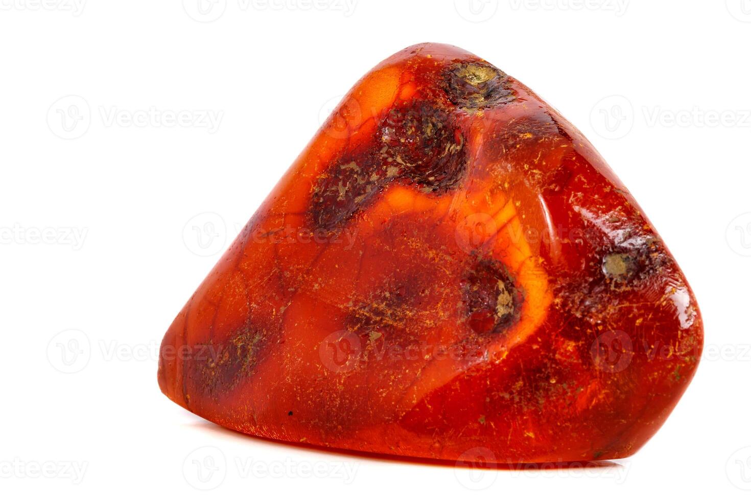 macro amber mineraal steen Aan wit achtergrond foto