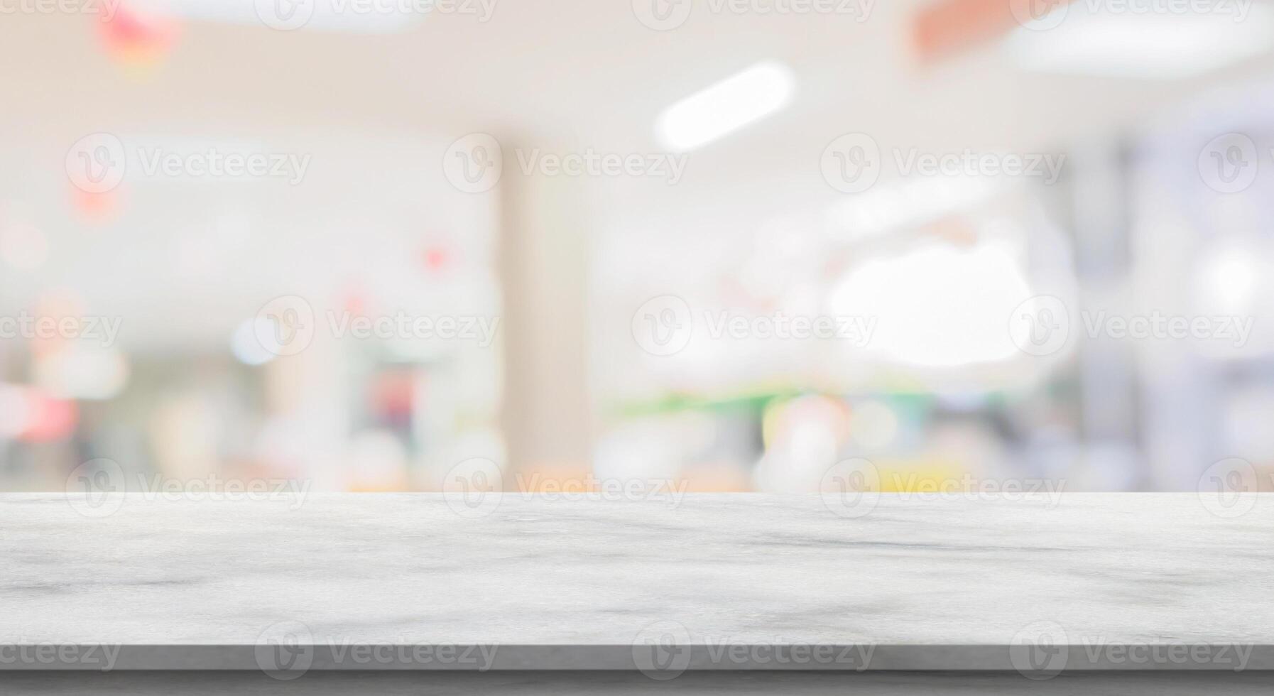 marmeren tafel top met vervagen ziekenhuis kliniek medisch interieur achtergrond foto