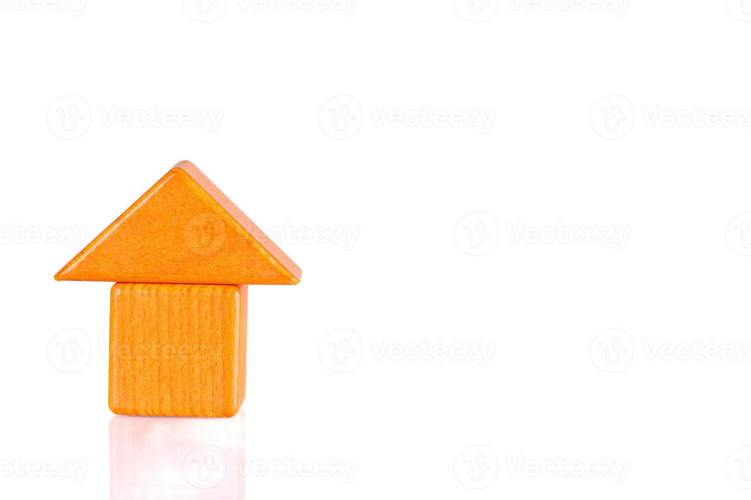 houten huis oranje kleuren Aan een wit achtergrond foto