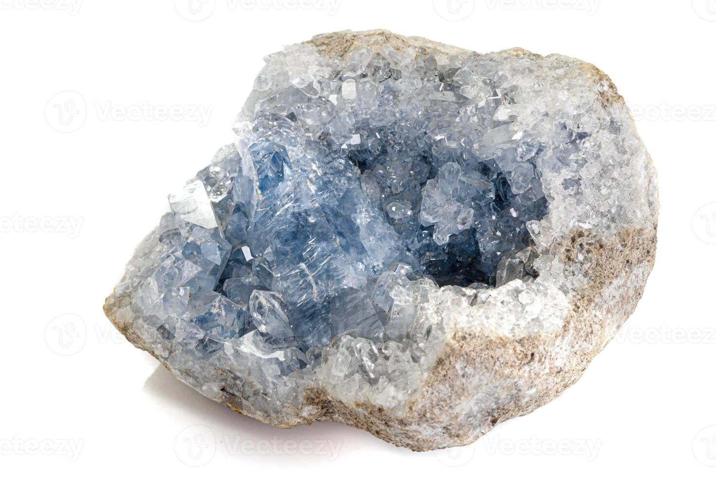 macro mineraal steen celestien in de ras een wit achtergrond foto