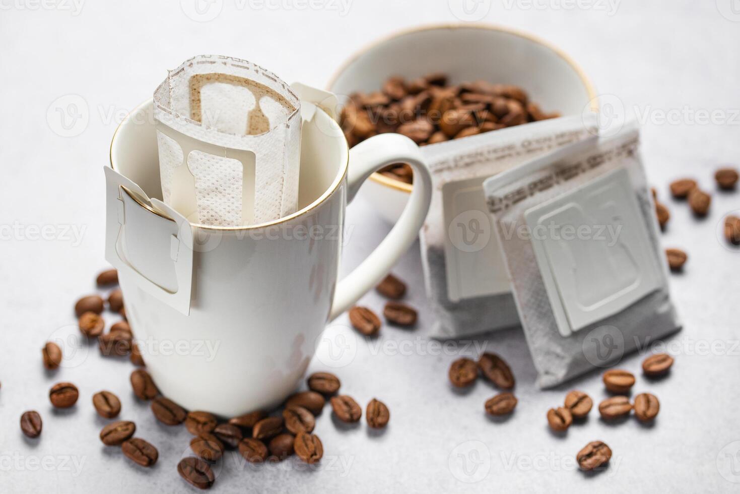 druppelen koffie zak met grond koffie in kop foto