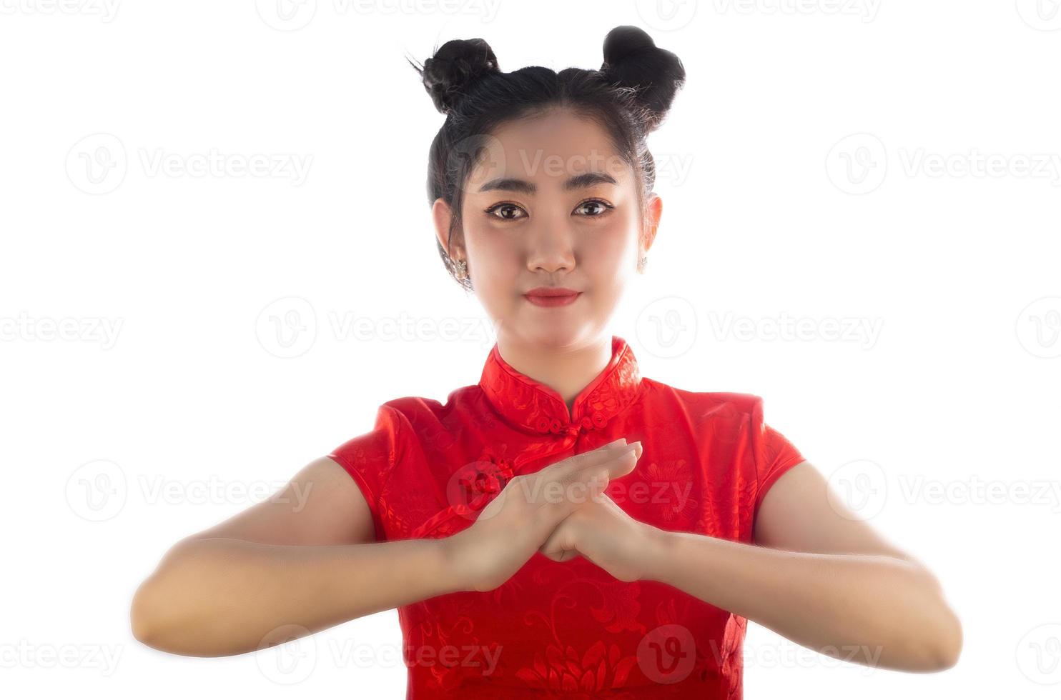portret aziatische vrouw rode jurk traditionele cheongsam op witte achtergrond foto