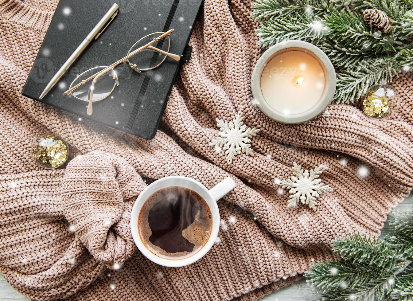 kerstcompositie met kopje koffie en decoraties foto