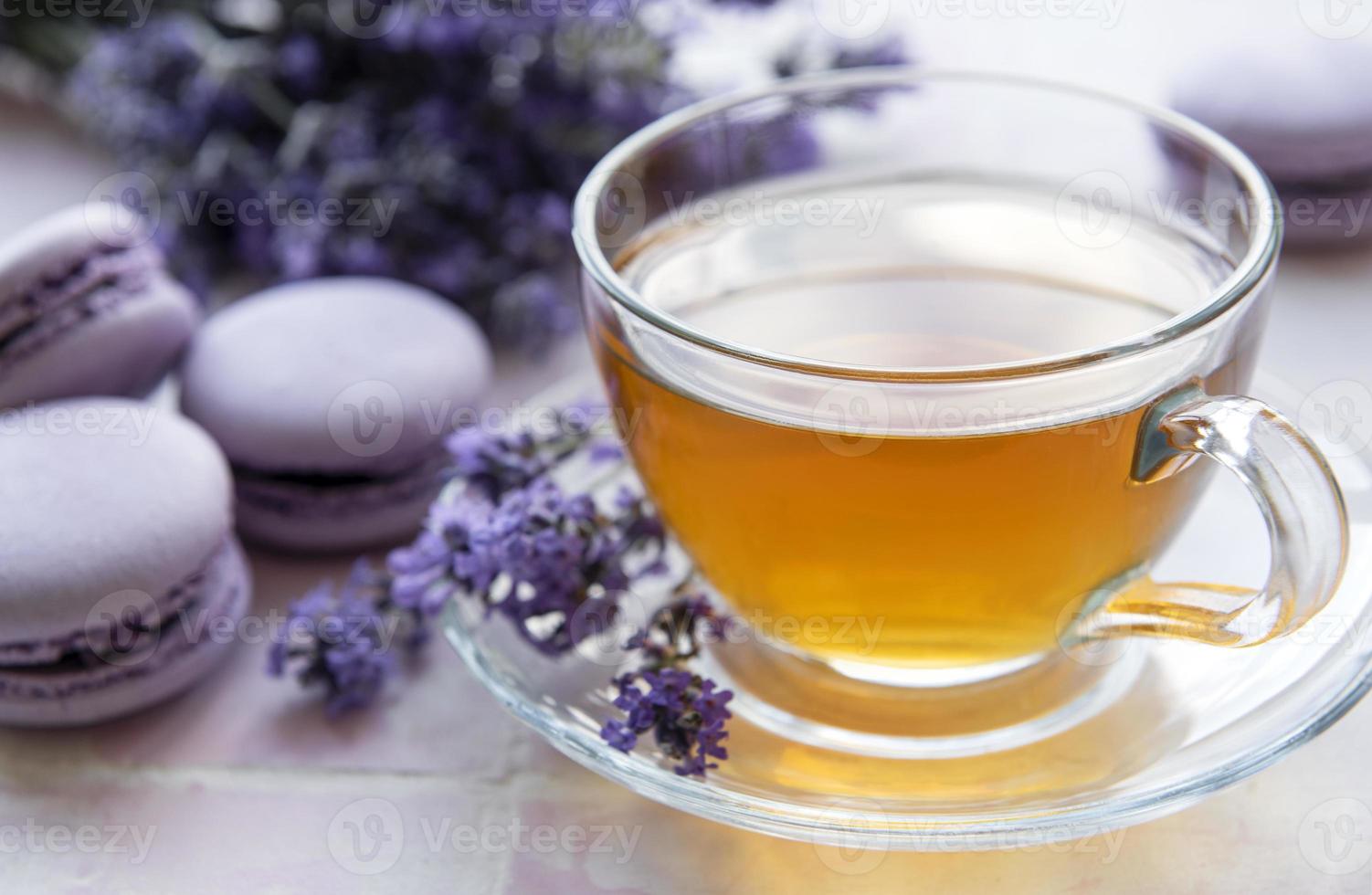 kopje thee met makarondessert met lavendelsmaak foto