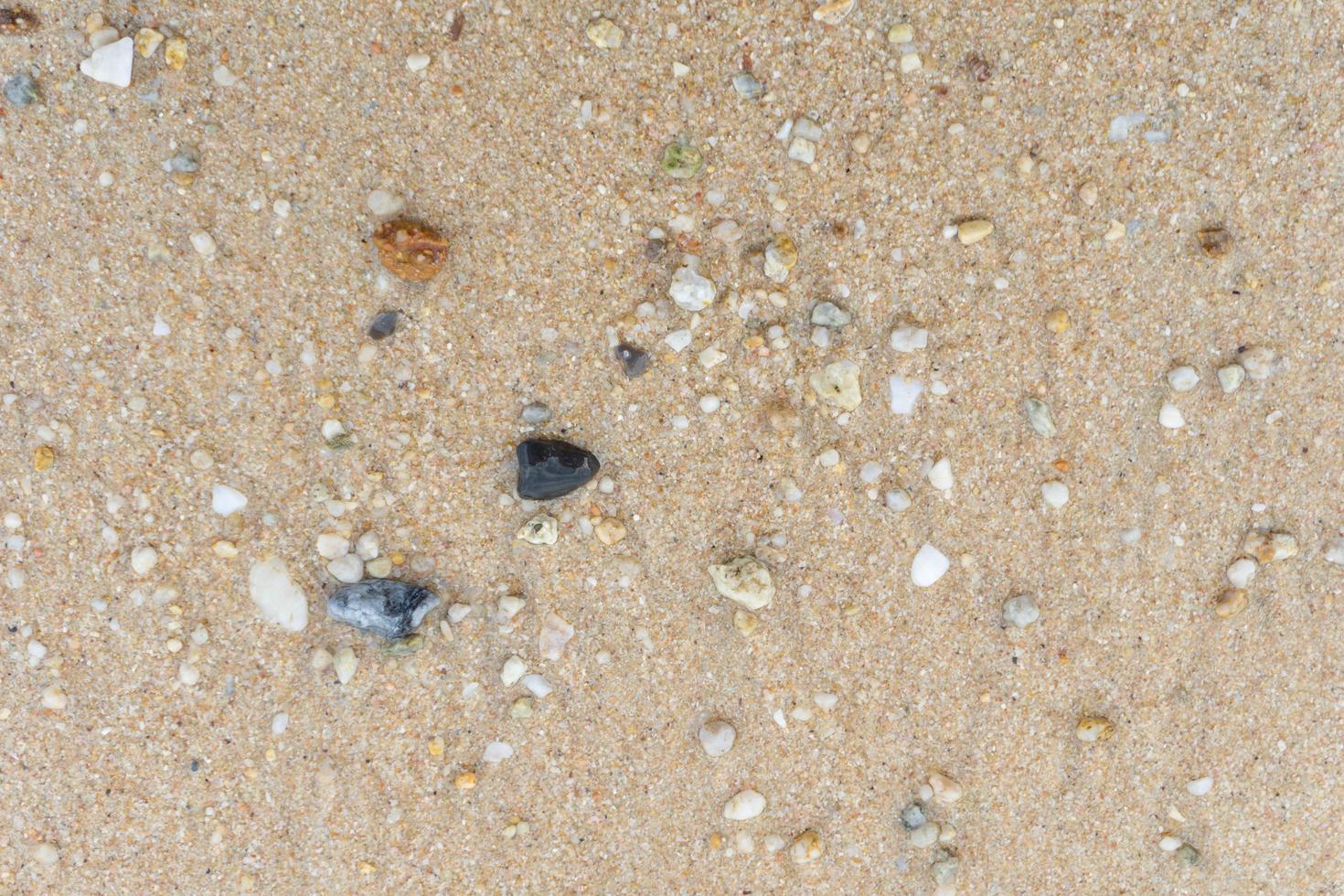 bovenaanzicht zand en steen op het strand foto