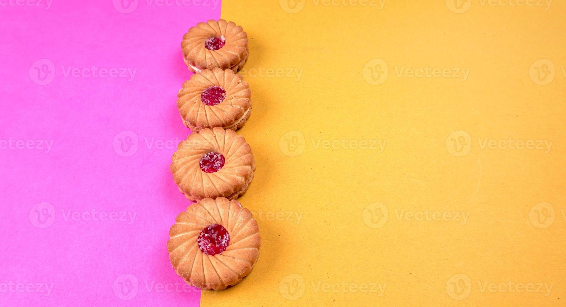 bovenaanzicht van zoete jam koekjes. sandwichkoekjes of geïsoleerde roomkoekjes. foto