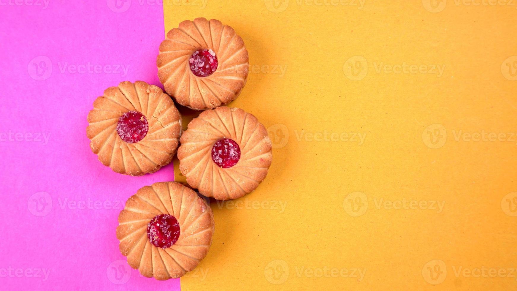 bovenaanzicht van zoete jam koekjes. sandwichkoekjes of geïsoleerde roomkoekjes. foto