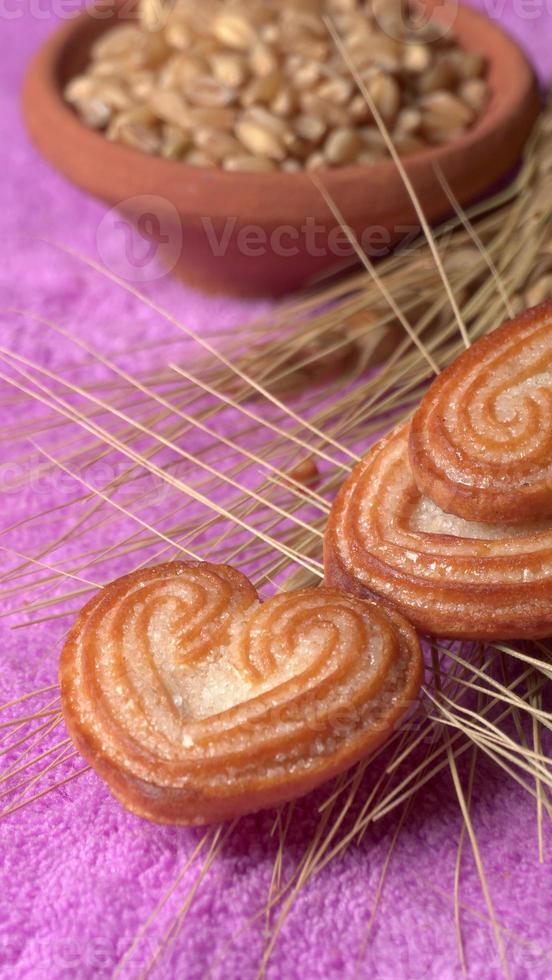 heerlijke zelfgemaakte hartvormige cookie op een gekleurde achtergrond. bovenaanzicht. plaats voor tekst. foto