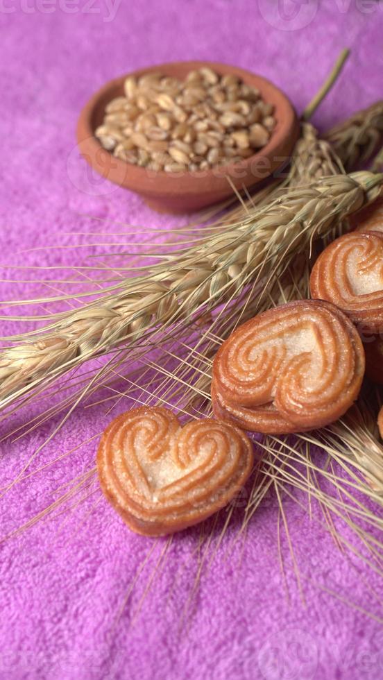 heerlijke zelfgemaakte hartvormige cookie op een gekleurde achtergrond. bovenaanzicht. plaats voor tekst. foto