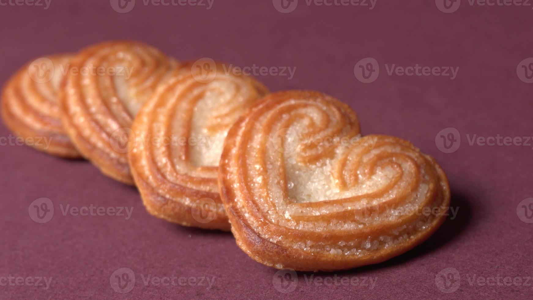 heerlijke zelfgemaakte hartvormige cookie op een gekleurde achtergrond. bovenaanzicht. plaats voor tekst. foto