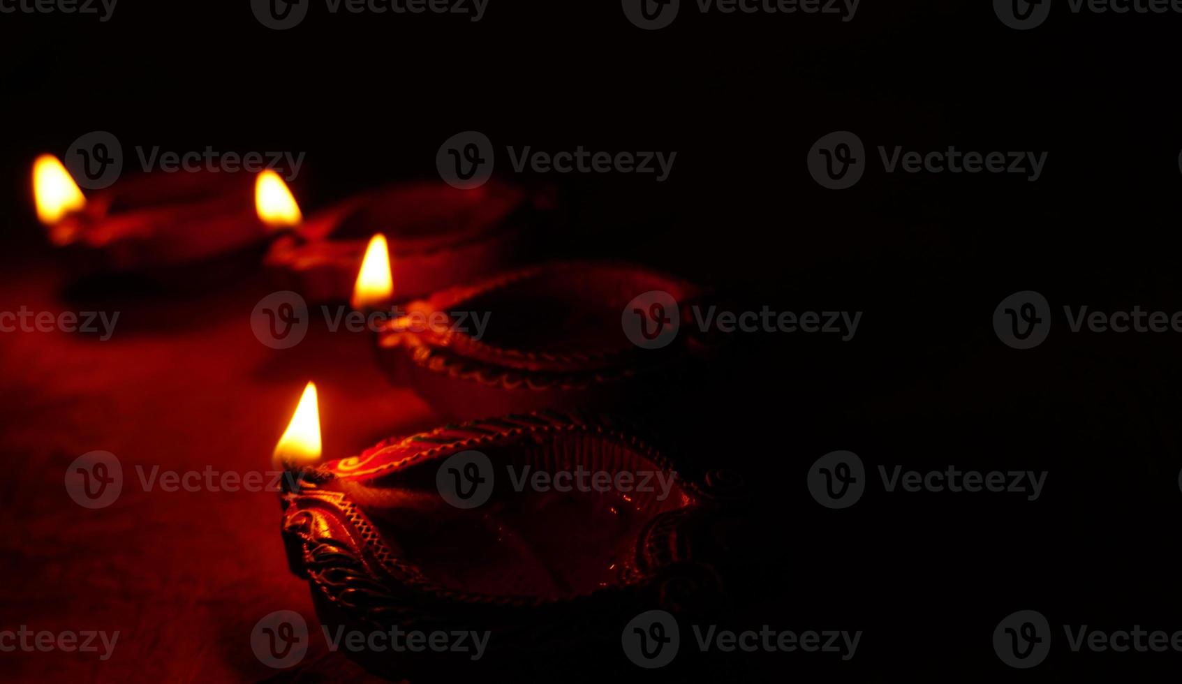 gelukkige diwali - diya-lampen verlicht tijdens diwali-viering. kleurrijke en versierde lantaarns worden 's nachts verlicht met bloemenrangoli, snoep en geschenken. foto