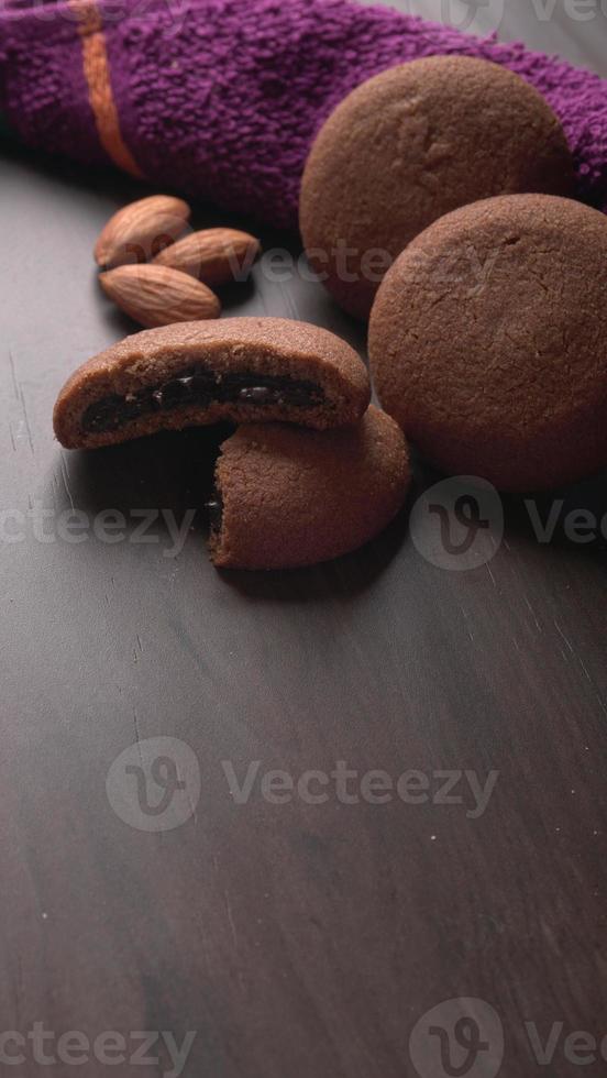 stapel smakelijke en chocoladekoekjes op een mooie achtergrond. foto