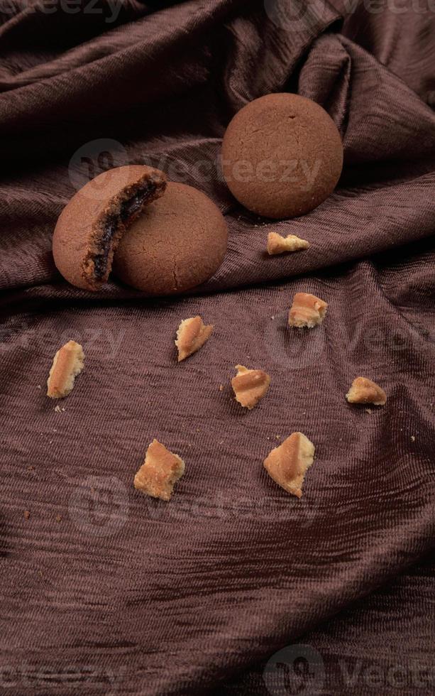 stapel smakelijke en chocoladekoekjes op een mooie achtergrond. foto