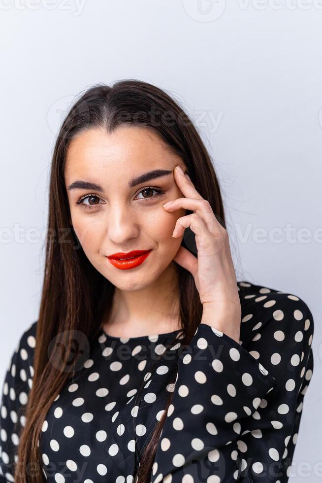 modieus vrouw met lang haar- in polka punt top. een vrouw met lang haar- vervelend een polka punt top foto