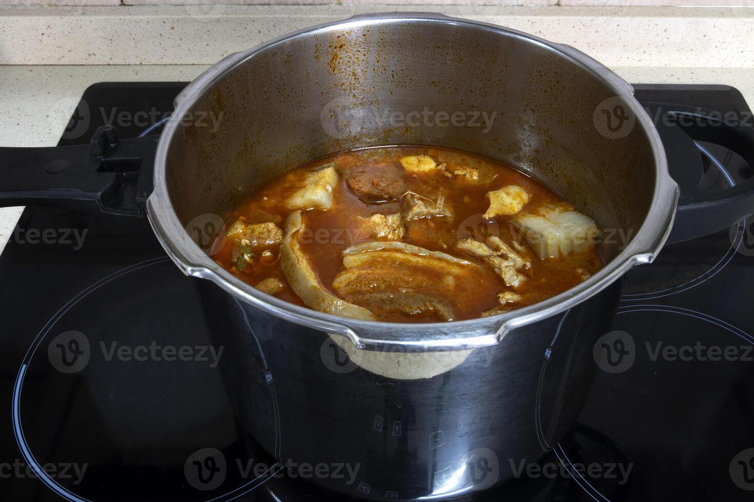 een pot met Andalusisch kikkererwten stoofpot, detailopname. Spaans voedsel concept. foto