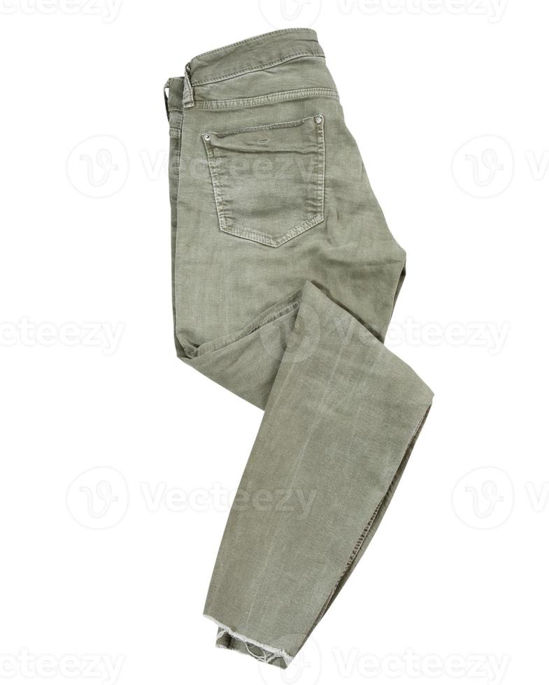 gevouwen kaki broek op witte achtergrond bovenaanzicht, mode, stijl concept - chino broek geïsoleerd op een witte achtergrond, kaki kleur, groene casual broek foto