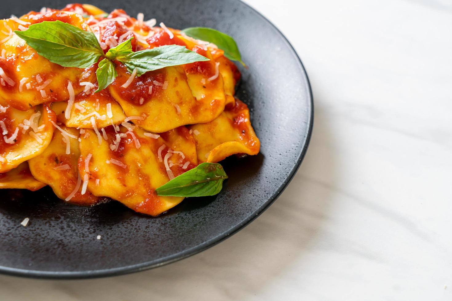 ravioli met tomatensaus en basilicum foto