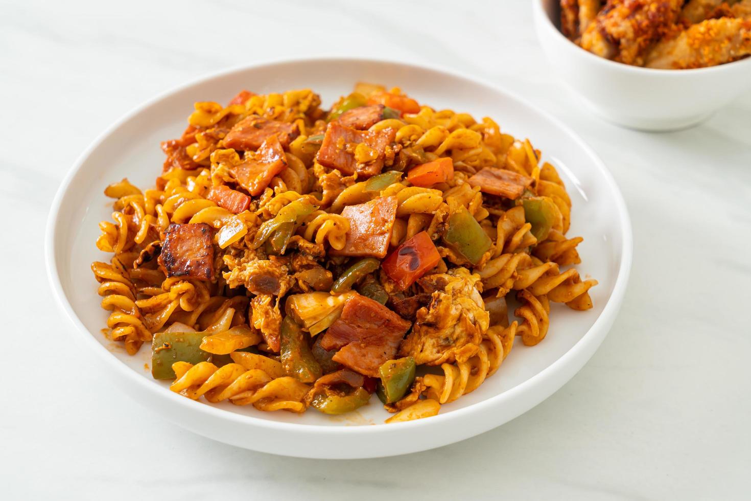 fusilli pasta met ham en tomatensaus foto