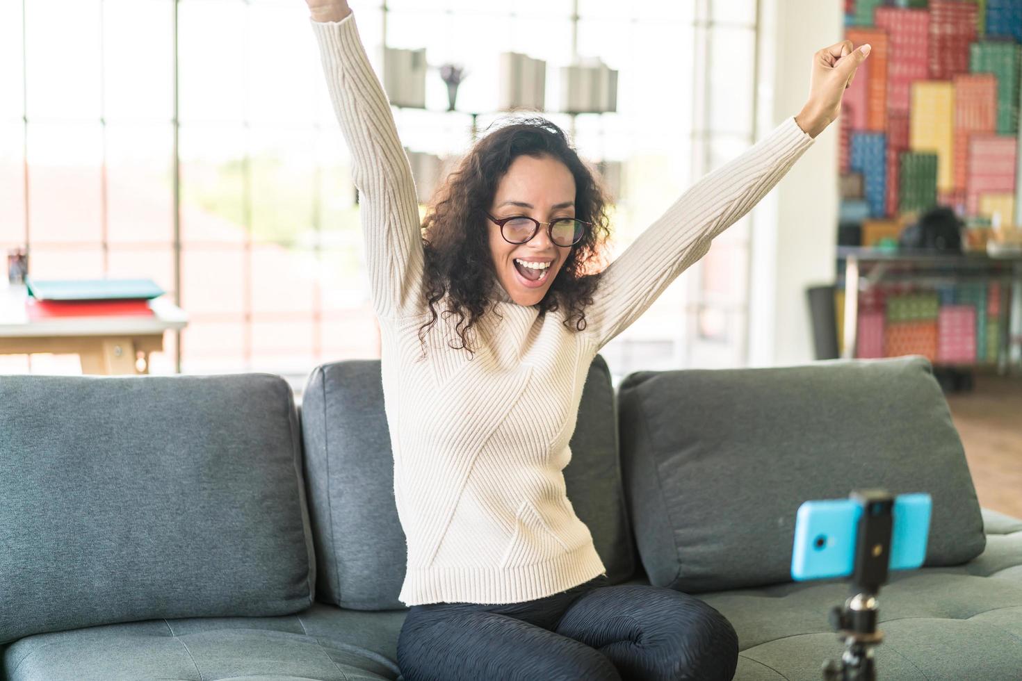 latin woman influencer die video maakt en praat met camera voor blog foto