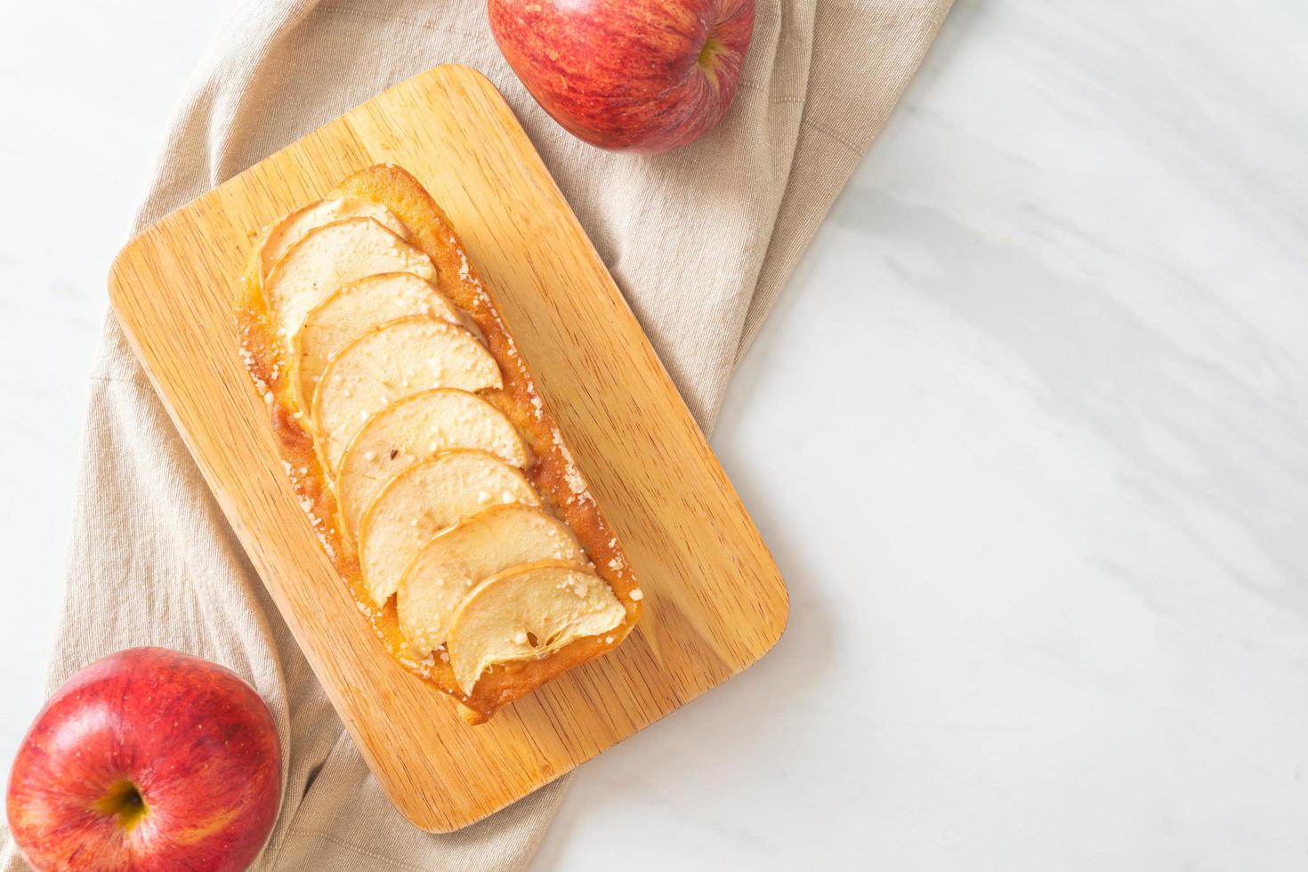 Appelbrood verkruimeld op een houten bord foto