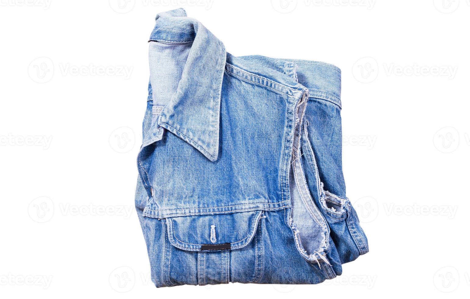 gevouwen blauw denim vest op een witte achtergrond, jeans vest geïsoleerd op een witte achtergrond, zomer kleding element foto