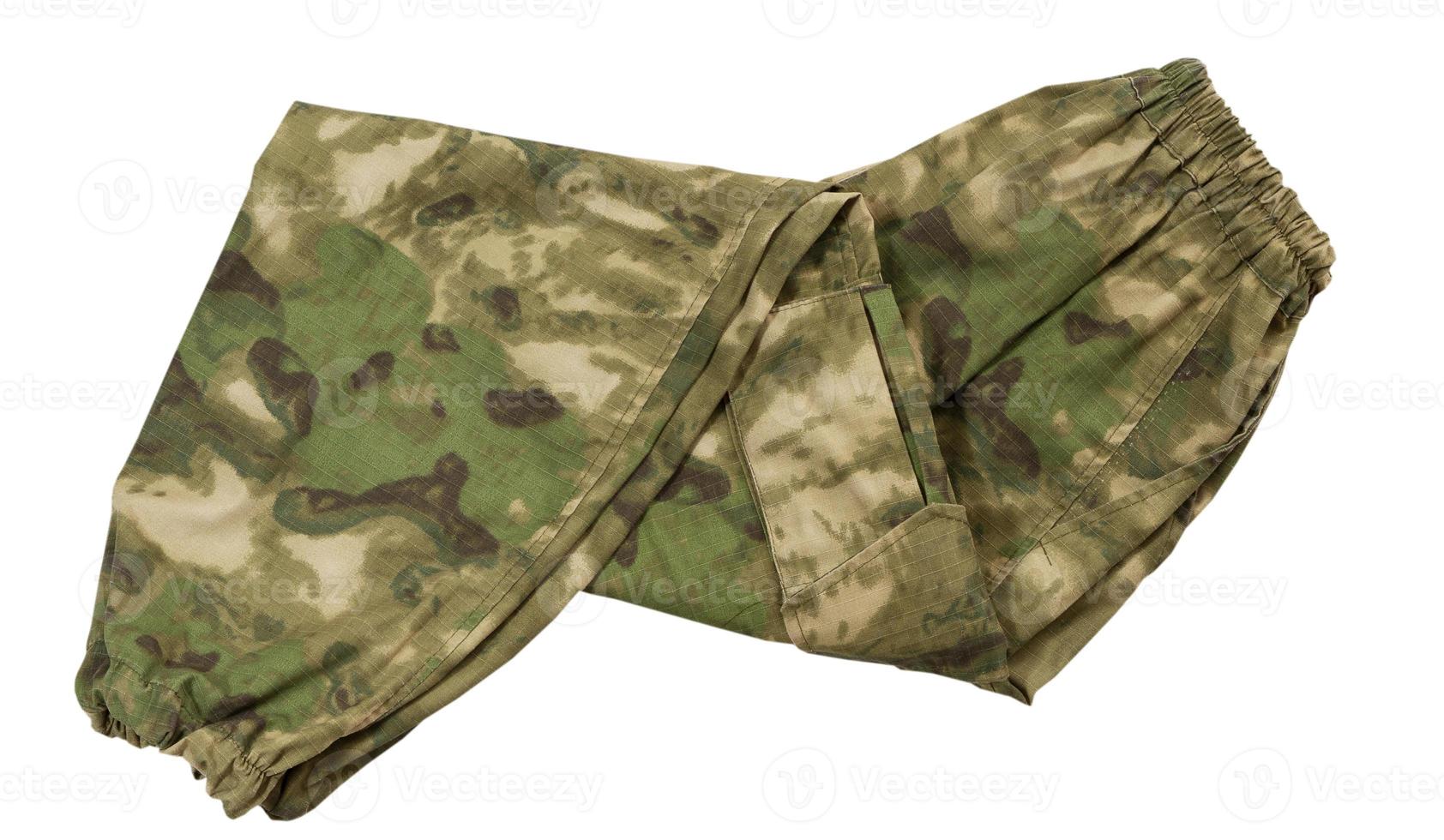 gevouwen broek met een camouflagepatroon op een witte achtergrond, gevouwen camouflagebroek op een geïsoleerde witte achtergrond, broek over wit foto