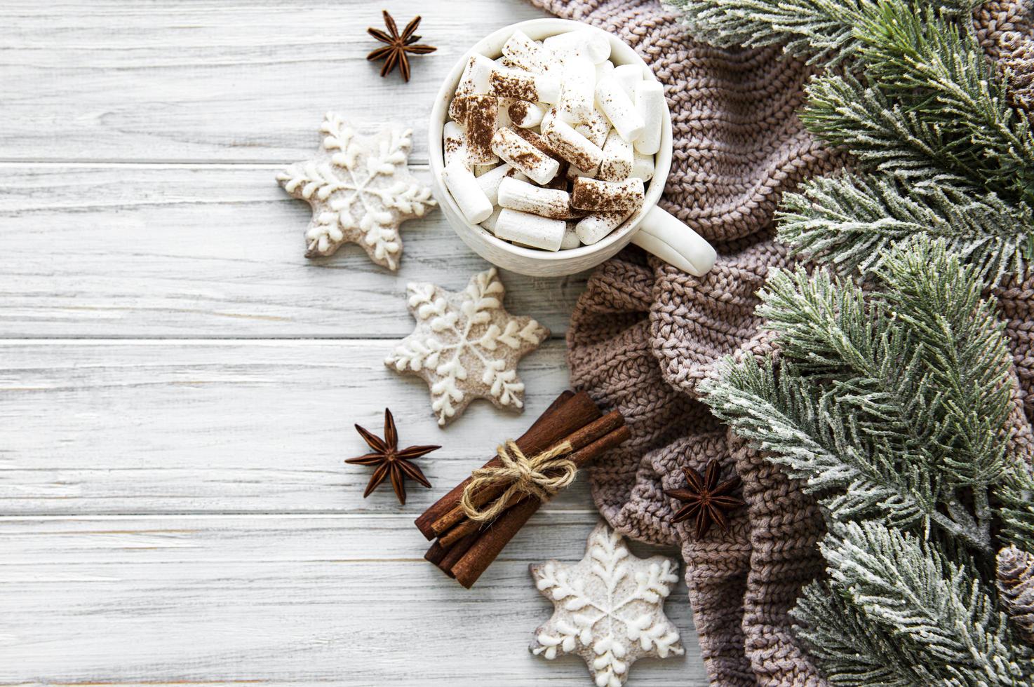 kerstcompositie met kop warme chocolademelk en decoraties foto