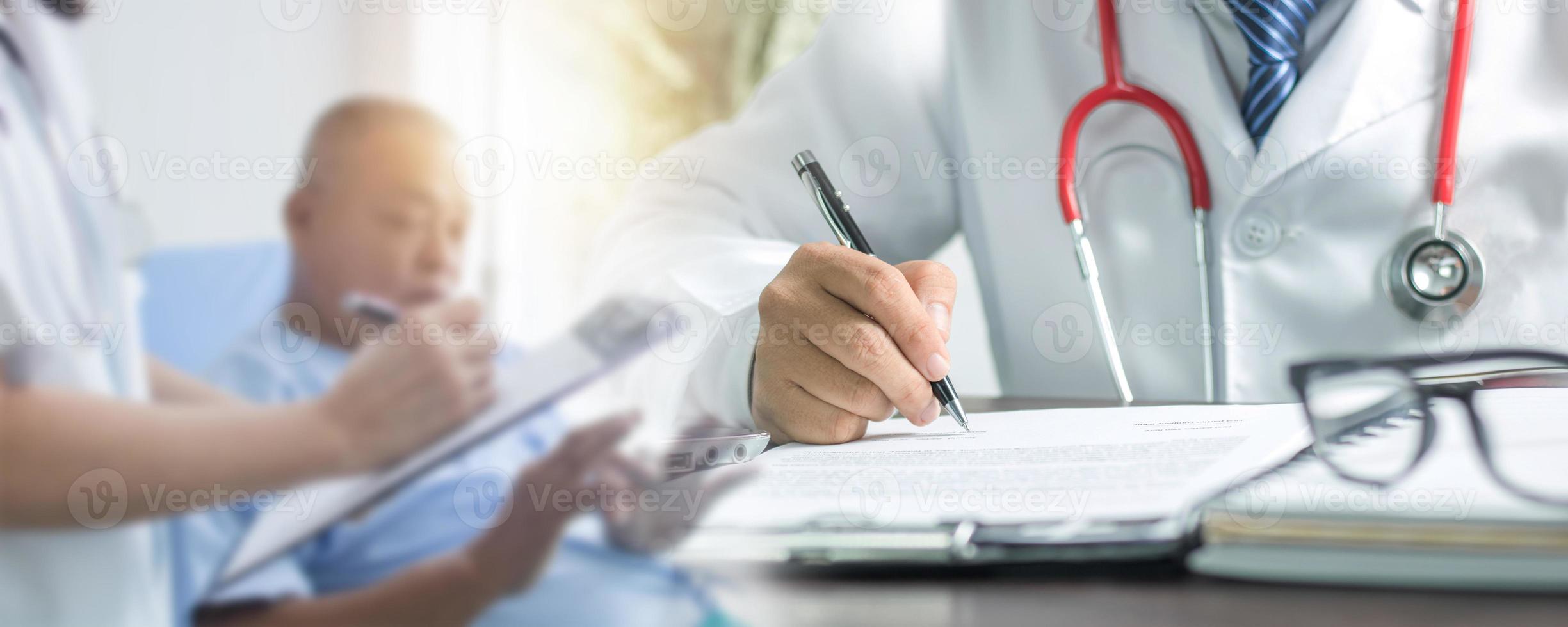 close-up hand van arts schrijven en vullen op papier tot behandeling na controle en geschiedenis praten met patiënt foto