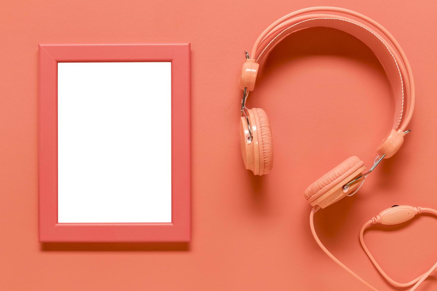 leeg frame roze oortelefoons gekleurd oppervlak foto
