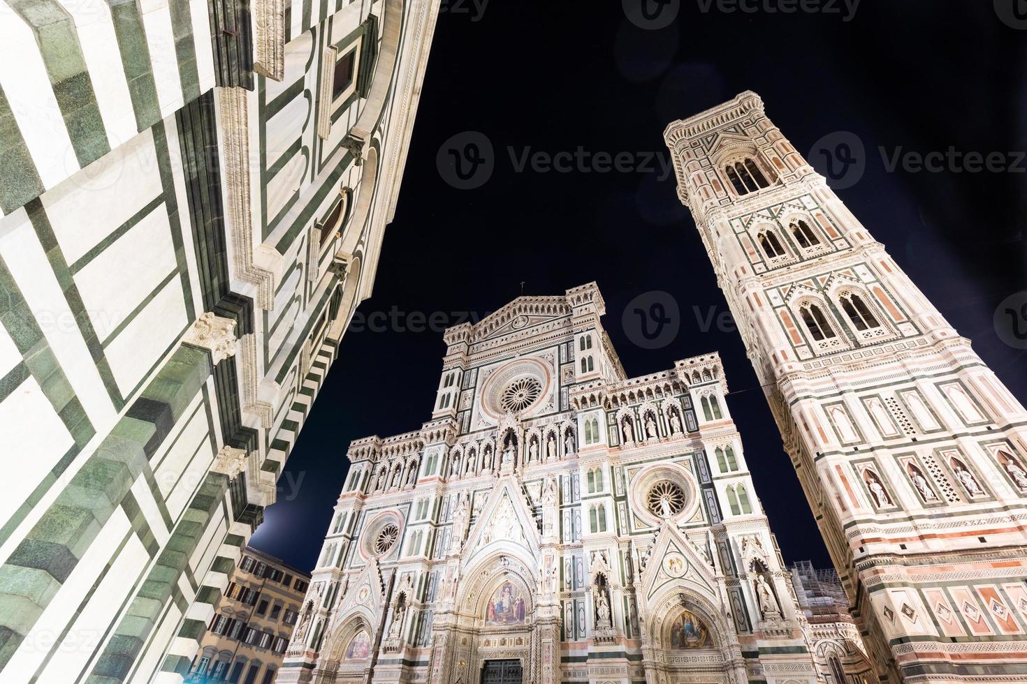 Italië, Florence bij nacht. de verlichte architectuur van de buitenkant van de kathedraal. foto