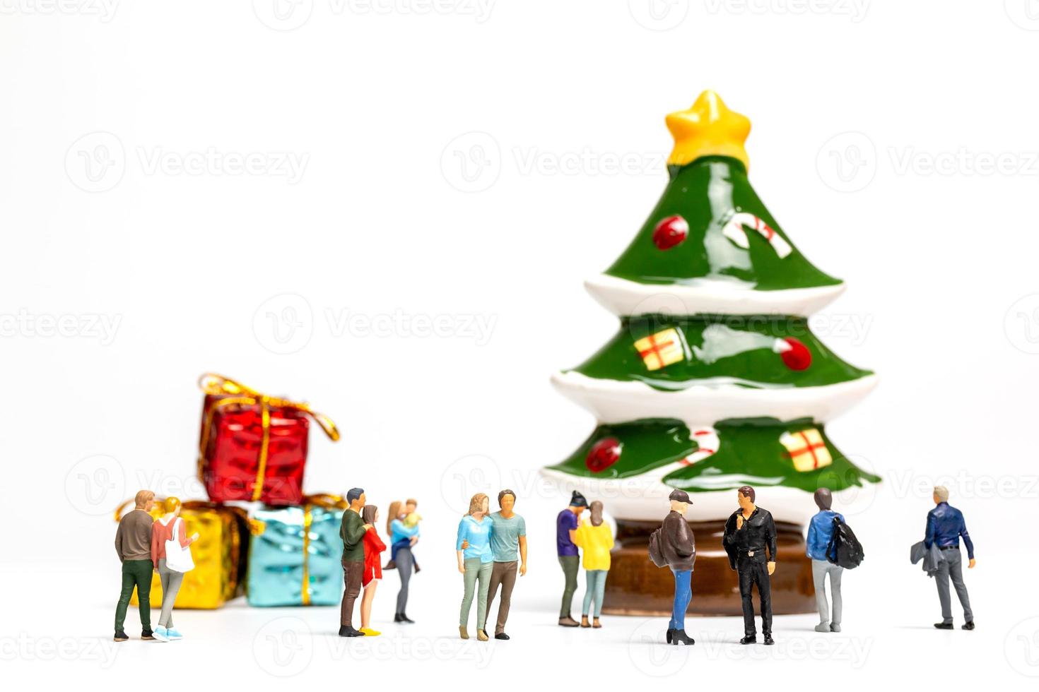 miniatuurmensen, een groep mensen die kerst viert foto