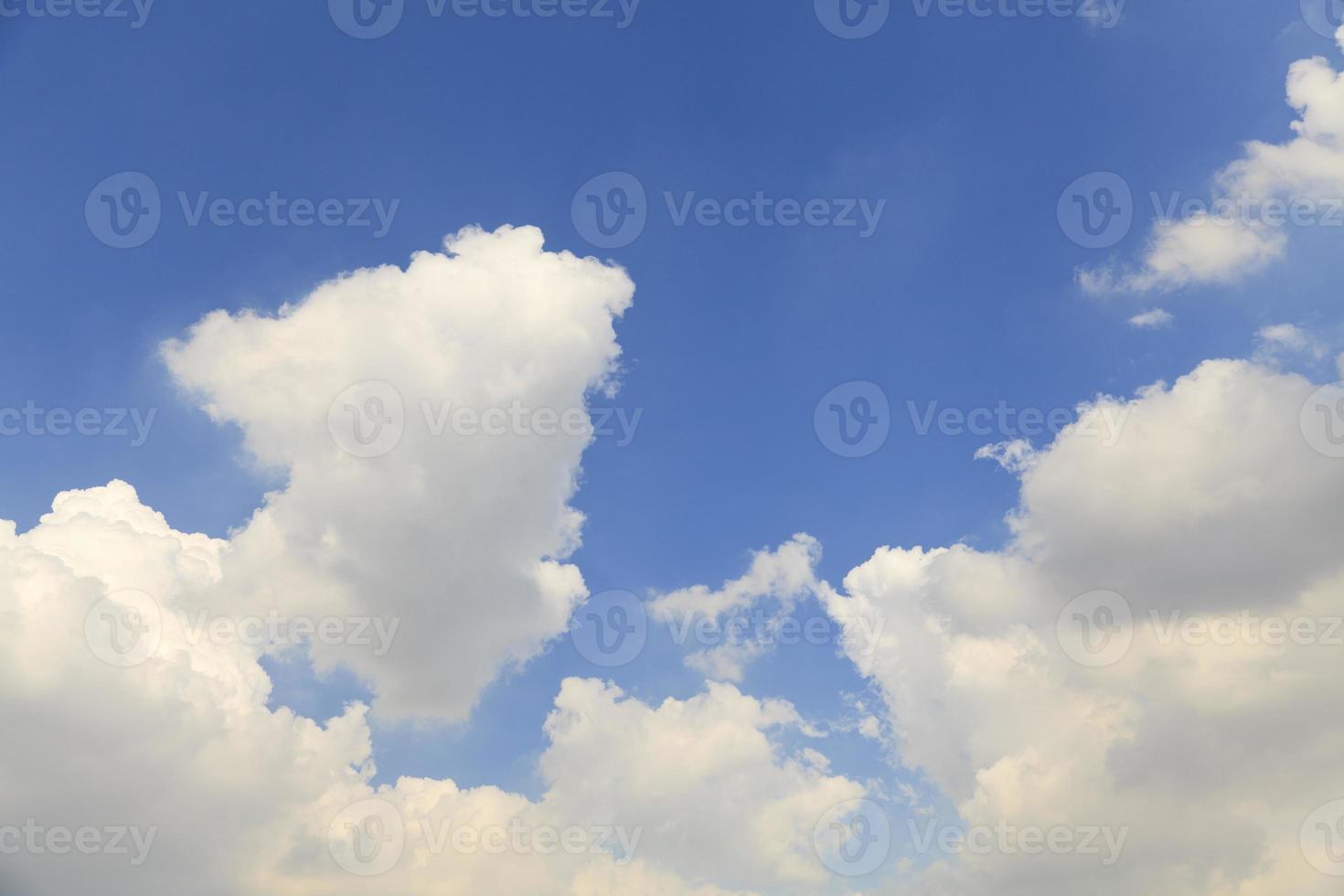 witte wolken in de blauwe lucht foto