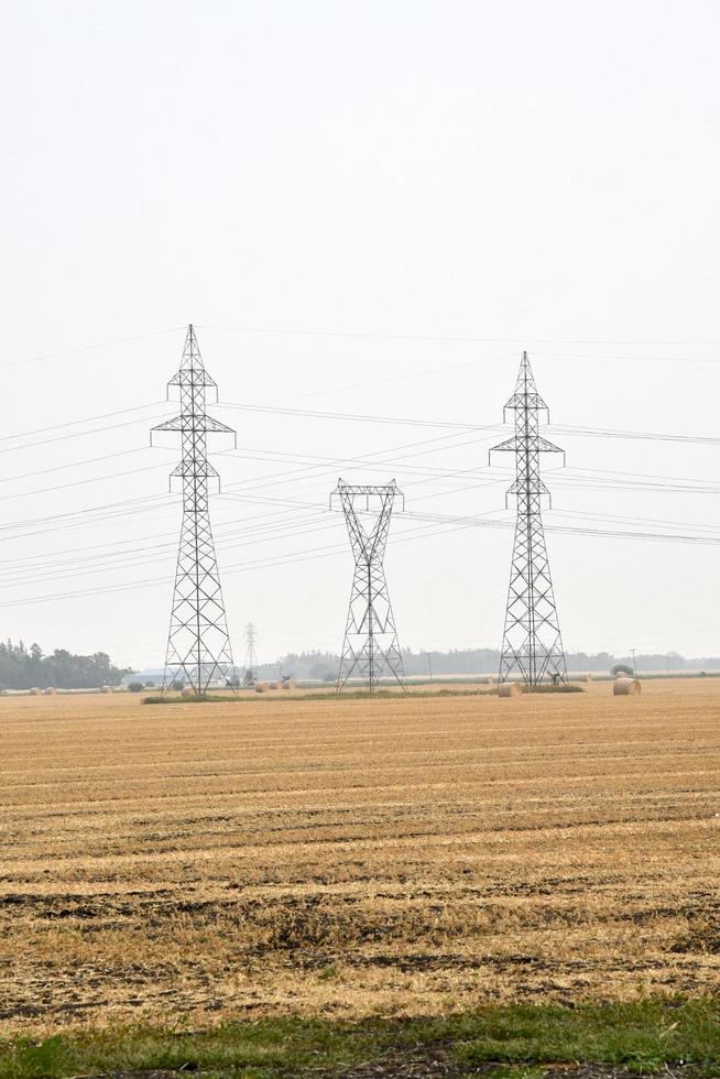 waterkrachttorens in een gemaaid veld foto