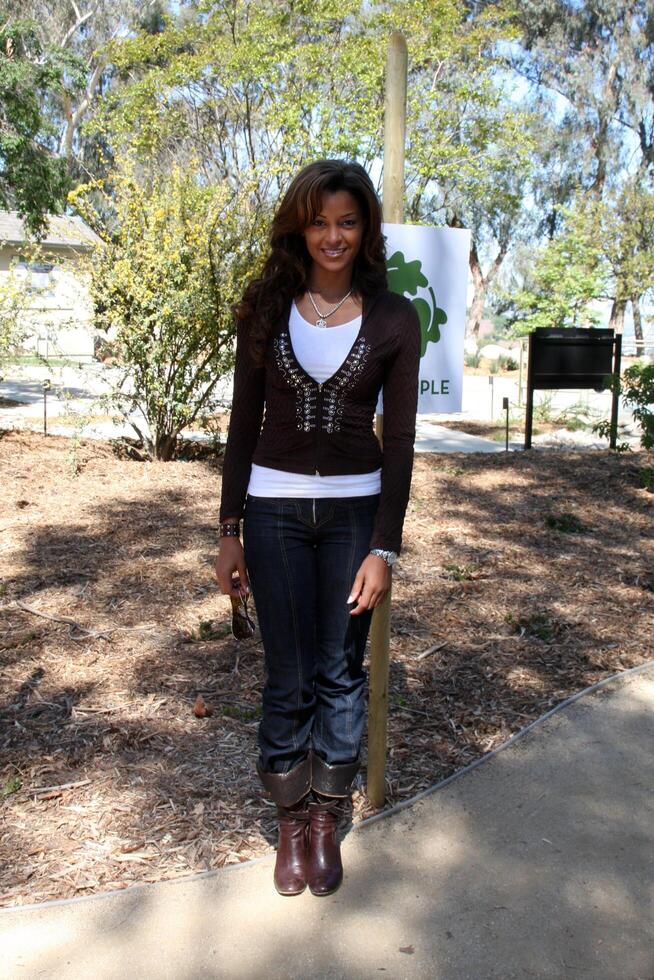 claudia Jordanië aankomen Bij de groen Hollywood boom aanplant Bij boommensen hoofdkwartier in koud water Ravijn park in los engelen, ca Aan april 16, 2009 foto