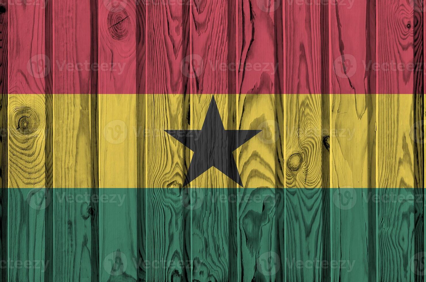 Ghana vlag afgebeeld in helder verf kleuren Aan oud houten muur. getextureerde banier Aan ruw achtergrond foto