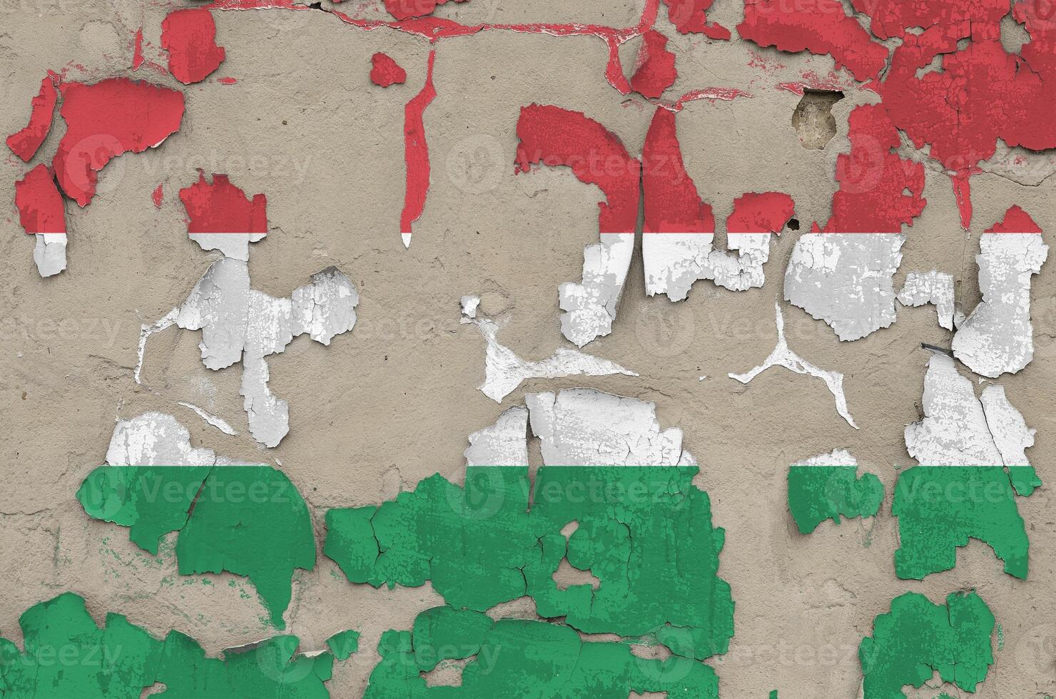 Hongarije vlag afgebeeld in verf kleuren Aan oud verouderd rommelig beton muur detailopname. getextureerde banier Aan ruw achtergrond foto