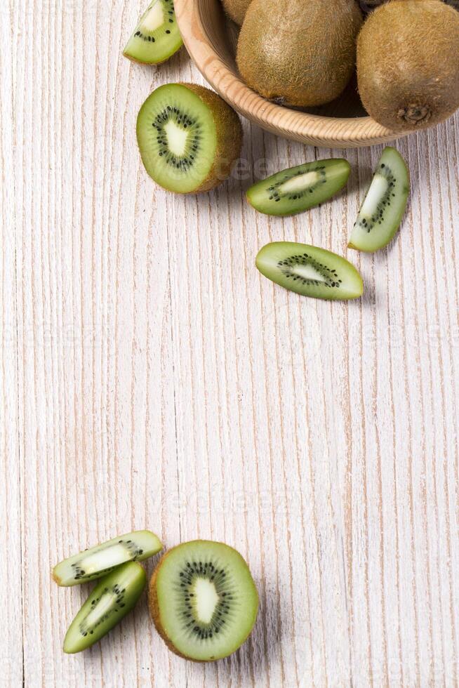 kiwi fruit in een kom Aan houten foto