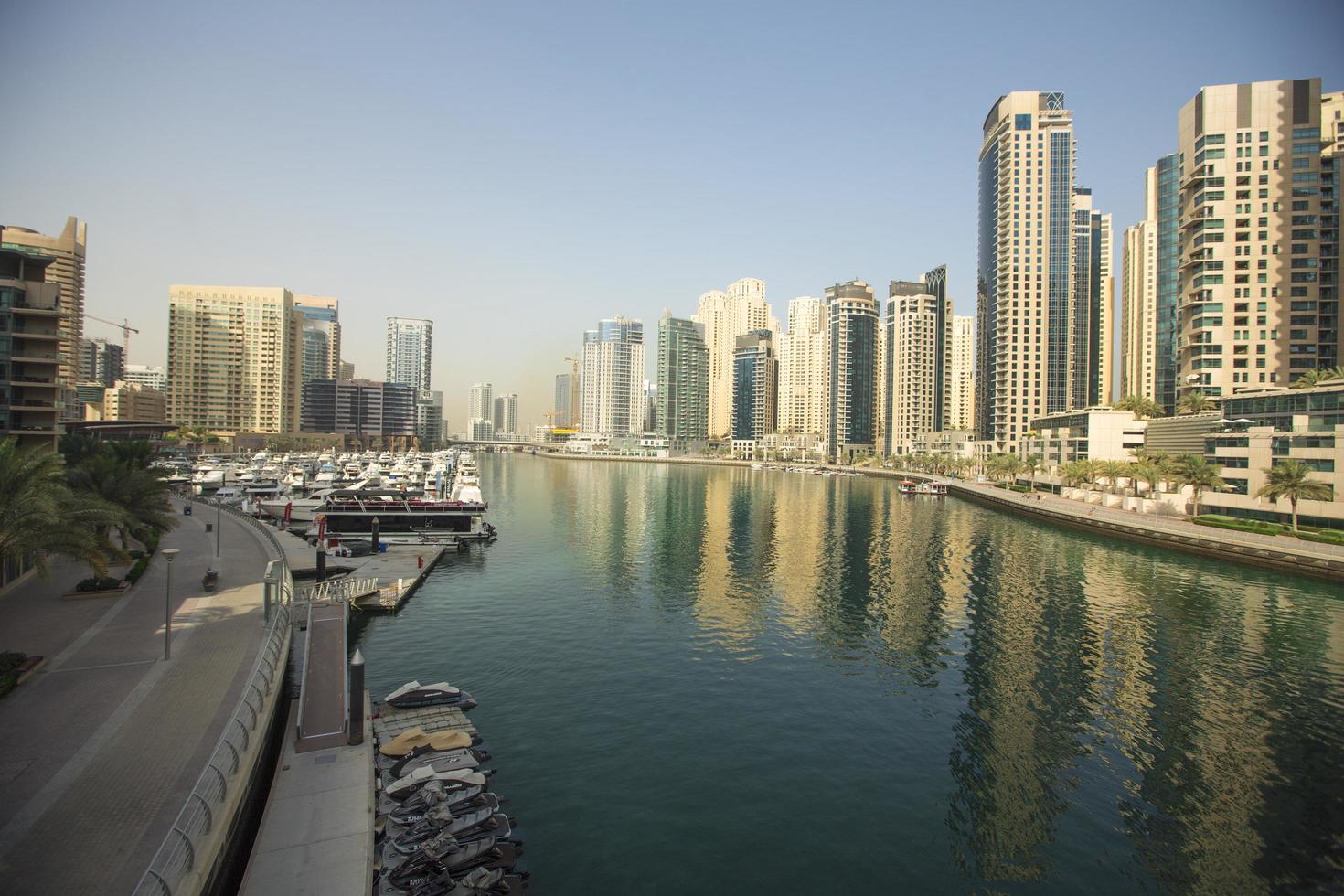 dubai, vae, 6 mei 2015 - uitzicht op moderne wolkenkrabbers in dubai marina in dubai, vae. wanneer de hele ontwikkeling voltooid is, zal het plaats bieden aan meer dan 120.000 mensen. foto